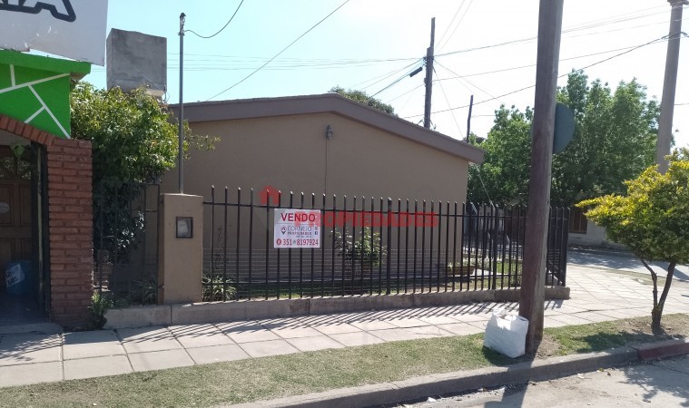VENDO CASA Y LOCA EN BARRIO LOS BOULEVARES